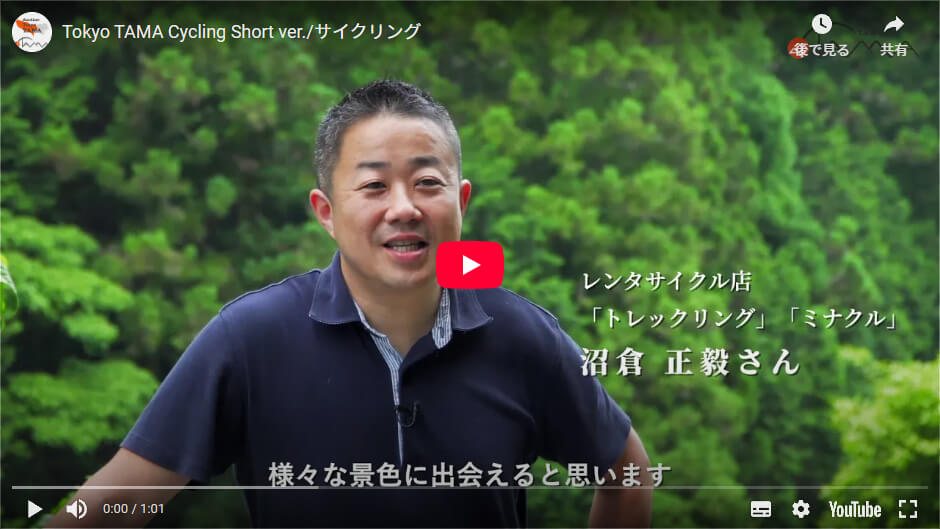 森の前で説明している男性