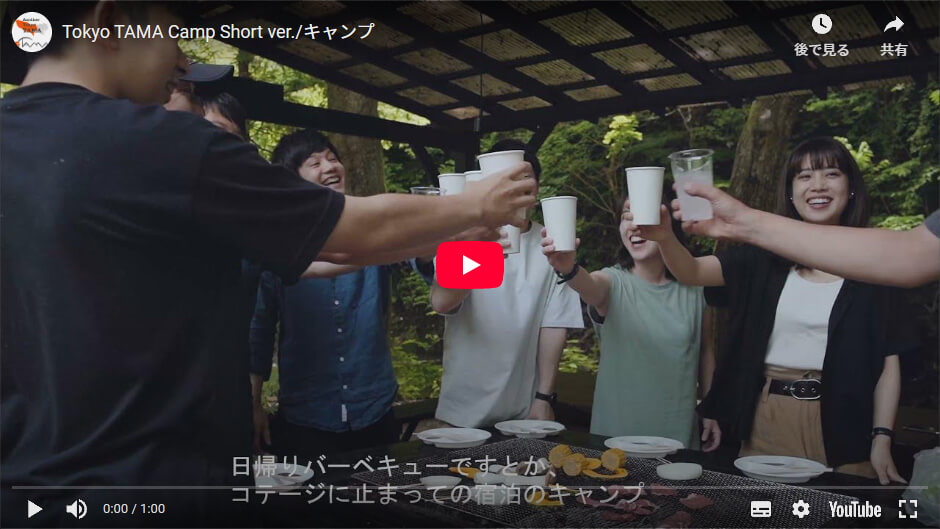 BBQ場で乾杯している男女